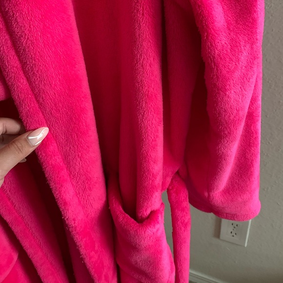 victoria’s secret fluffy cozy robe - Picture 9 of 12